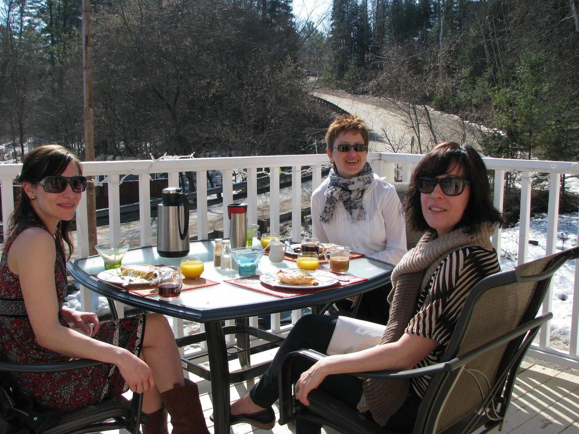 Auberge De Mon Petit Chum B&B Wakefield Eksteriør billede